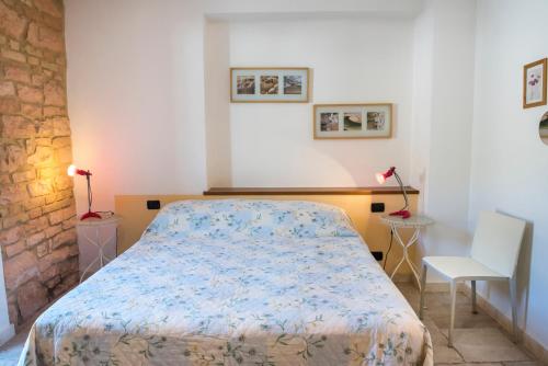 A bed or beds in a room at A08 - Poggio, delizioso bilocale al piano terra