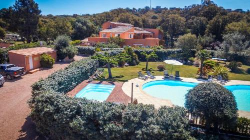 - une vue aérienne sur une maison avec une piscine dans l'établissement Residence Les Jardins de Sainte-Lucie "Piscine chauffée", à Sainte-Lucie de Porto-Vecchio