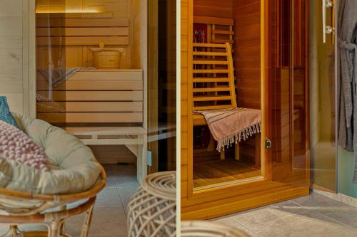 twee foto's van een kamer met een stoel en een glazen deur bij Secret Wellness Droombos in Holten