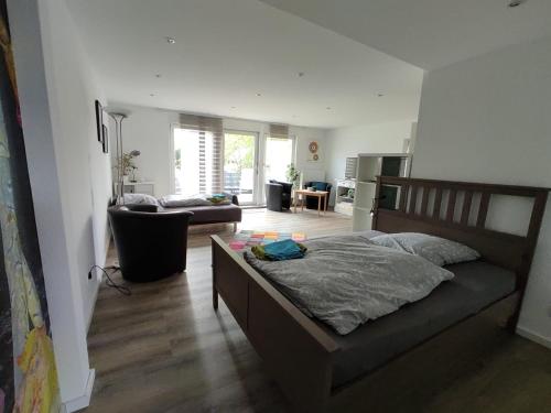 sypialnia z łóżkiem i salon w obiekcie FeWo TIMON großzügig modern mit Terrasse ca 50 qm w mieście Hamm