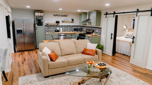 uma sala de estar com um sofá e uma mesa em Utah Valley Retreat - Luxurious Self check-in Apt, UVU BYU, EV Charge em Orem