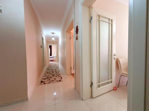 un couloir avec une porte ouverte menant à une chambre dans l'établissement Large Aparment NilResidance, à Bursa
