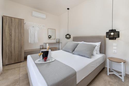 Un dormitorio con una gran cama blanca y una bandeja. en ANASTASIOS HOUSE STEGNA - UP FLOOR, en Archangelos