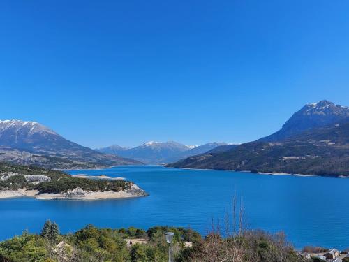 a view of a lake with mountains in the background at leparadisachorges in Chorges