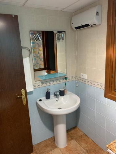 Koupelna v ubytování Apartamento con jardín privado y acceso a piscina