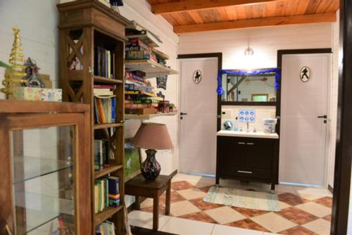 a room with a library with a table and a lamp at Itaca delta cabañas in Tigre
