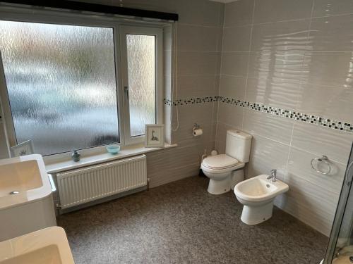 Ένα μπάνιο στο 'Sounion' - Fabulous, spacious modern house with large private garden in Leafy Lytham
