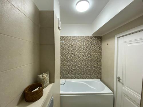 a bathroom with a bath tub in a room at Apartament Park View Campus in Constanţa
