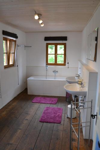 a bathroom with a tub and a sink at Ferienhaus Ederhof - Idyllischer Vierseithof, kinder- und hundefreundlich, Referenzen auf FeWo-direkt nachlesbar in Aidenbach