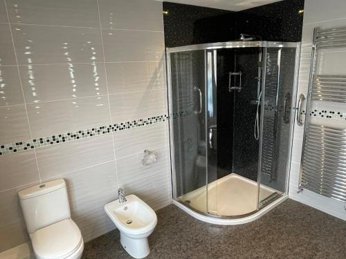 Ένα μπάνιο στο 'Sounion' - Fabulous, spacious modern house with large private garden in Leafy Lytham