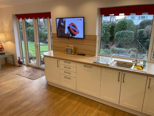 Η κουζίνα ή μικρή κουζίνα στο 'Sounion' - Fabulous, spacious modern house with large private garden in Leafy Lytham