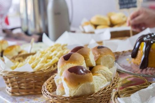 a bunch of pastries in baskets on a table at Vila Flores Pousada in Serra do Cipo