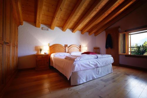 a bedroom with a large bed and a window at Asolo Norah's Hill Agri Rooms in Caenere