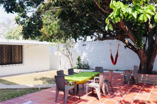a green table and chairs in a yard at Alojamiento espectacular, cerca al Malecón del Río, Puerta de Oro y CC Buenavista - Duchas con agua caliente in Barranquilla