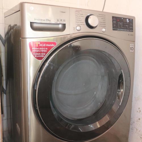a silver washing machine with a label on it at Alojamiento espectacular, cerca al Malecón del Río, Puerta de Oro y CC Buenavista - Duchas con agua caliente in Barranquilla