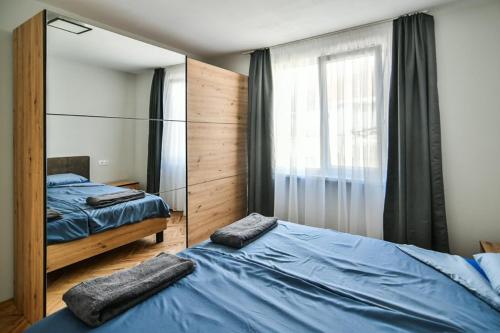 1 dormitorio con 2 camas individuales y espejo en House Stavrevi en Varna