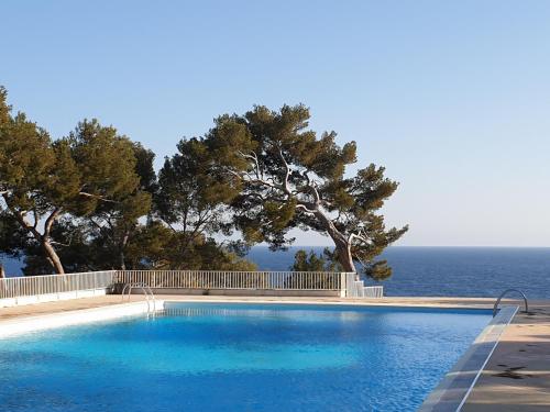 une piscine avec vue sur l'océan dans l'établissement Athéna Résidence Bandol - Piscine et Tennis, à Bandol