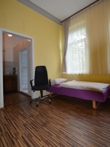 ein Schlafzimmer mit einem Bett, einem Stuhl und einem Fenster in der Unterkunft MA-6 2Gs in Krefeld