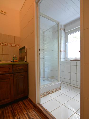 Das Bad ist mit einer Dusche und einer Badewanne ausgestattet. in der Unterkunft MA-6 2Gs in Krefeld