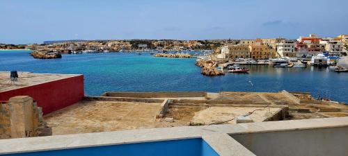 Blick auf einen Hafen mit Booten im Wasser in der Unterkunft Il maestro di nodi - Casa vista mare in Lampedusa