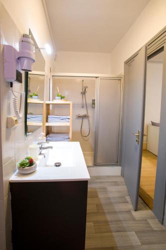 Ένα μπάνιο στο Chambres Chez Laurence