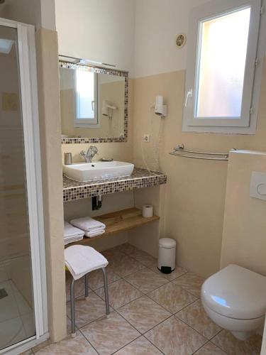 une salle de bain avec un lavabo, des toilettes et un miroir dans l'établissement Sole e Mare, à Galéria