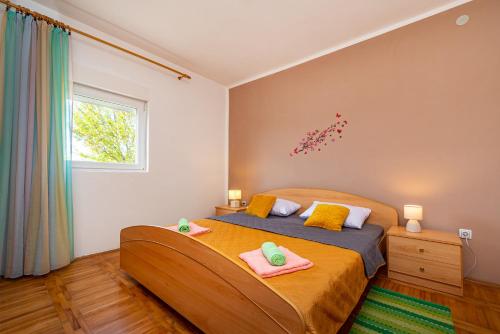ein Schlafzimmer mit einem Bett mit zwei Handtüchern darauf in der Unterkunft Apartment Thalia in Zadar