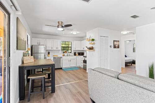 Una cocina o zona de cocina en The Florida Keys Treehouse in Marathon, FL