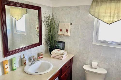 Ένα μπάνιο στο The Cove Apartment Second Floor 5C