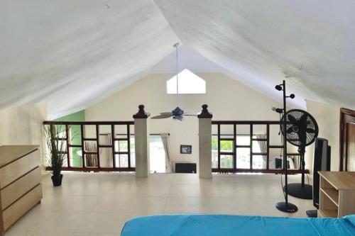 Ένα ή περισσότερα κρεβάτια σε δωμάτιο στο The Cove Apartment Second Floor 5C