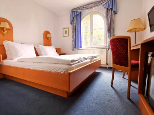 a bedroom with a large bed and a window at Hotel Erbprinzenpalais in Wernigerode