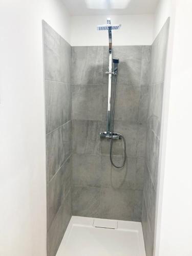 La salle de bains est pourvue d'une douche avec un pommeau de douche. dans l'établissement mas feuillade logement partagé, à Nîmes
