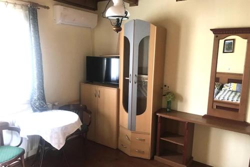 een kamer met een slaapkamer met een dressoir en een spiegel bij Convoy Panzió in Szajol