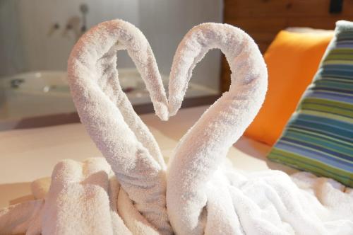 a couple of towels forming the word love at פינה במעיין in Mishmār Hāyardin