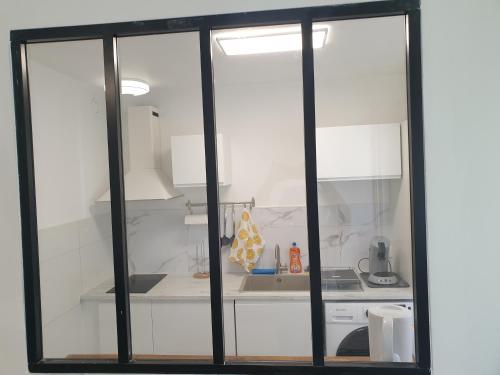 Kuchyň nebo kuchyňský kout v ubytování APPARTEMENT LE ROUSSEAU METZ AVEC PARKING GRATUIT