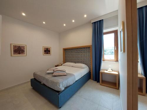 Un pat sau paturi într-o cameră la Mistral Luxury Suites