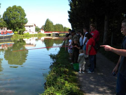 eine Gruppe von Menschen, die beim Wasserfischen stehen in der Unterkunft Chez le Paul in Viéville