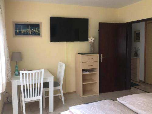 Una televisión o centro de entretenimiento en Ferienwohnung Appartement in Rheinbrohl