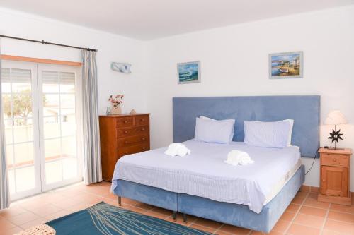 una camera da letto con un grande letto con due asciugamani di Casa América a Casal da Lagoa Seca