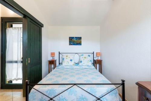 a bedroom with a bed with a green door at VILLA GAIA - Dall'alba al tramonto - in Torre delle Stelle