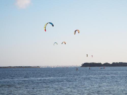a group of people flying kites in the water at Borgo della Luna in Birgi Vecchi