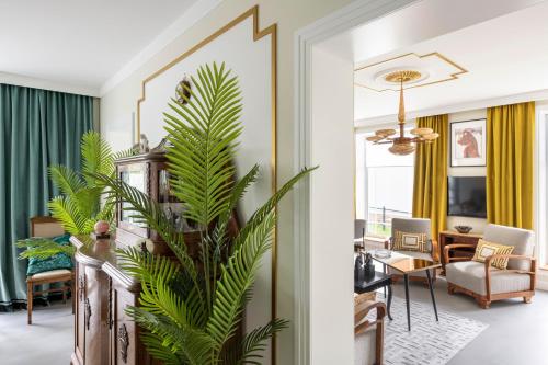 Χώρος καθιστικού στο Suite with private bathroom at three bedroom interwar Villa Grabyte with daily spaces to share by pine forest on the bank of the river- 8min by car from old town