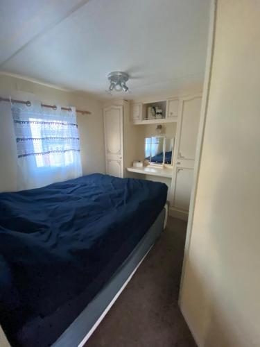 Un pat sau paturi într-o cameră la Family 5 beds static caravan