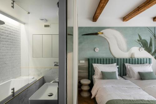 Ένα μπάνιο στο Suite with private bathroom at three bedroom interwar Villa Grabyte with daily spaces to share by pine forest on the bank of the river- 8min by car from old town