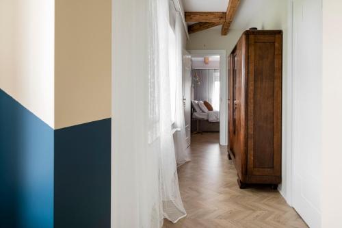 Ένα ή περισσότερα κρεβάτια σε δωμάτιο στο Suite with private bathroom at three bedroom interwar Villa Grabyte with daily spaces to share by pine forest on the bank of the river- 8min by car from old town