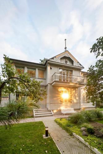 Κήπος έξω από το Suite with private bathroom at three bedroom interwar Villa Grabyte with daily spaces to share by pine forest on the bank of the river- 8min by car from old town