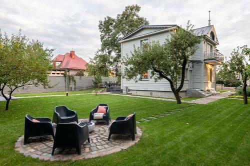 Κήπος έξω από το Suite with private bathroom at three bedroom interwar Villa Grabyte with daily spaces to share by pine forest on the bank of the river- 8min by car from old town