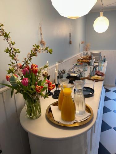 eine Küche mit einer Theke mit Blumenvasen darauf in der Unterkunft Egn Boutique Hotel in Stege