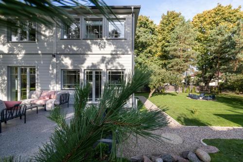 Κήπος έξω από το Suite with private bathroom at three bedroom interwar Villa Grabyte with daily spaces to share by pine forest on the bank of the river- 8min by car from old town