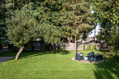 Κήπος έξω από το Suite with private bathroom at three bedroom interwar Villa Grabyte with daily spaces to share by pine forest on the bank of the river- 8min by car from old town